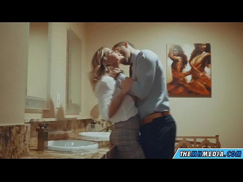 ❤️ Nalika pirang busty seduces anjeun dina restroom umum ️❌ video porno dina su.ixiporn.ru